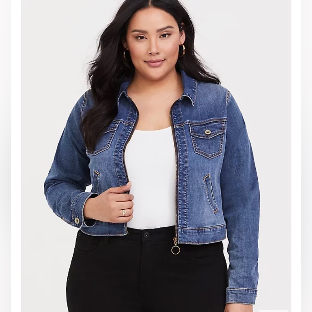 👖🐝 Torrid Medium Wash Crop Jean Jacket 🐝👖